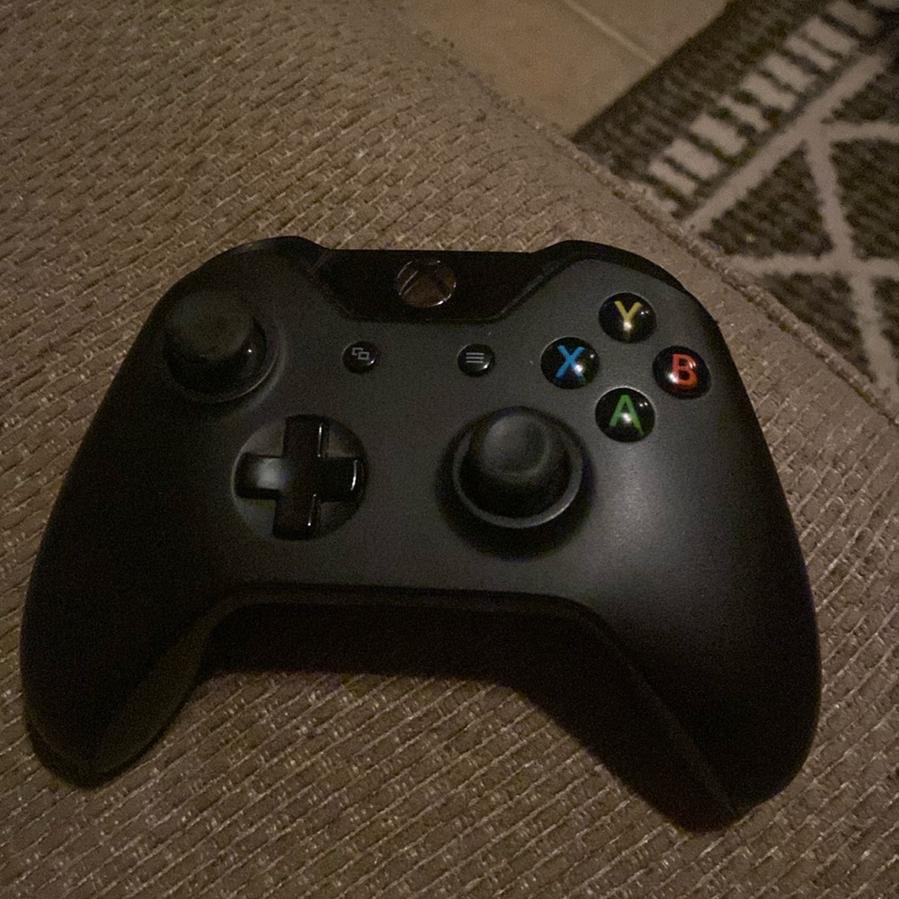 I’m selling a black Xbox controller